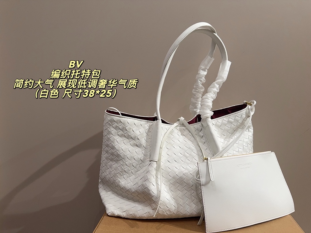 Bottega Veneta Intrecciato Clutch view