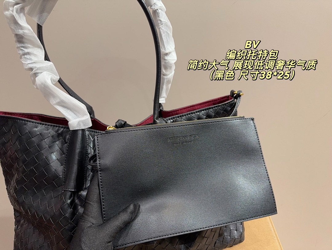 Bottega Veneta Intrecciato Clutch view