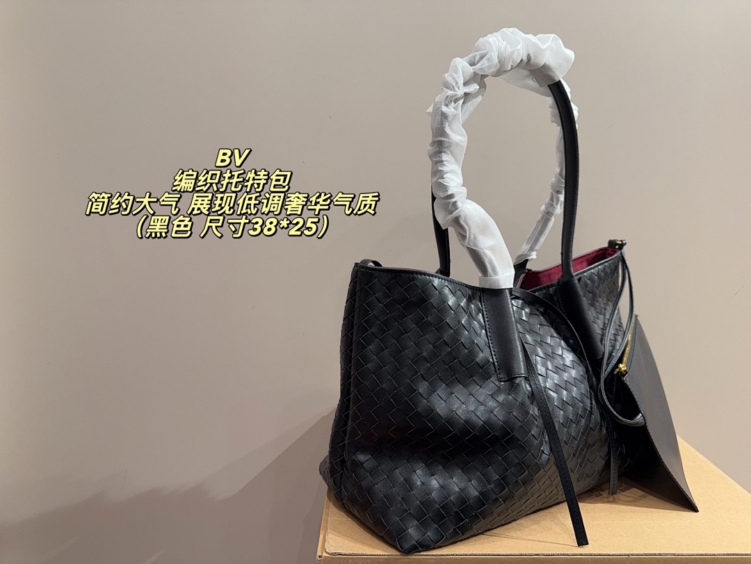 Bottega Veneta Intrecciato Clutch view