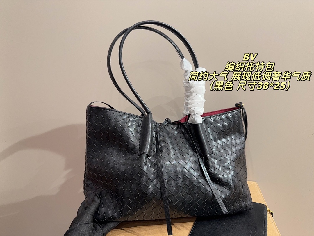 Bottega Veneta Intrecciato Clutch view