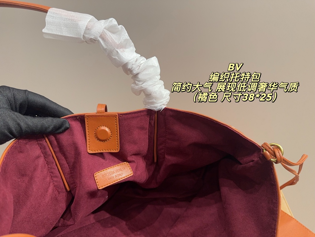 Bottega Veneta Intrecciato Clutch view