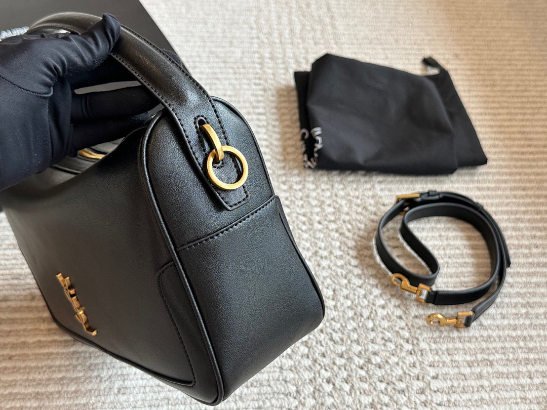 Saint Laurent Le 5à7 Shoulder Bag view