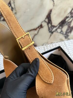 Saint Laurent Le 5 à 7 Shoulder Bag view 3