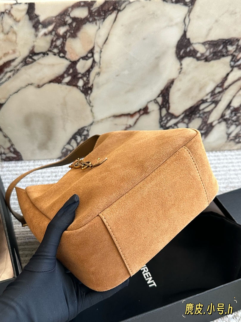 Saint Laurent Le 5 à 7 Shoulder Bag view