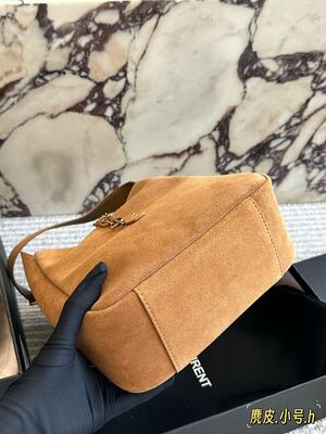 Saint Laurent Le 5 à 7 Shoulder Bag view 6