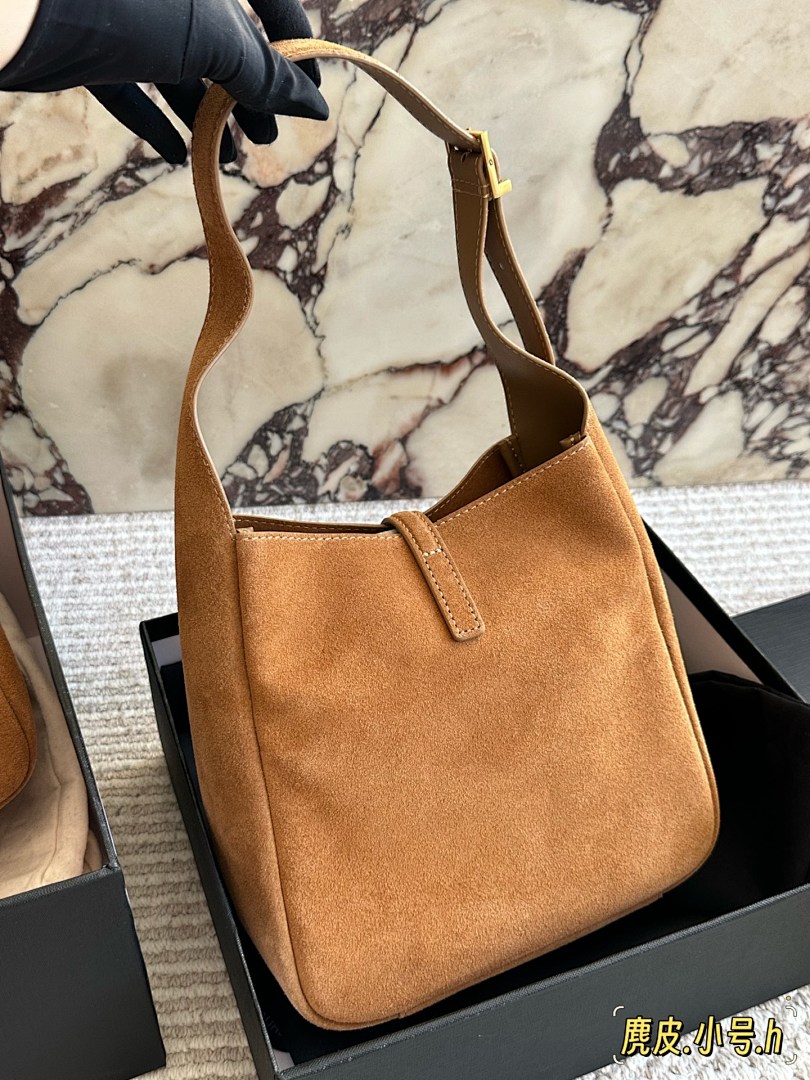 Saint Laurent Le 5 à 7 Shoulder Bag view