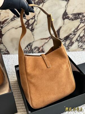 Saint Laurent Le 5 à 7 Shoulder Bag view 8