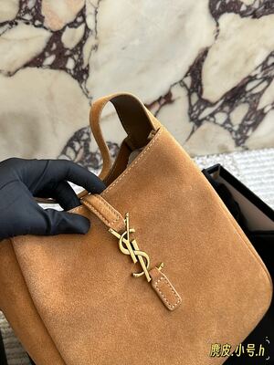 Saint Laurent Le 5 à 7 Shoulder Bag view 10