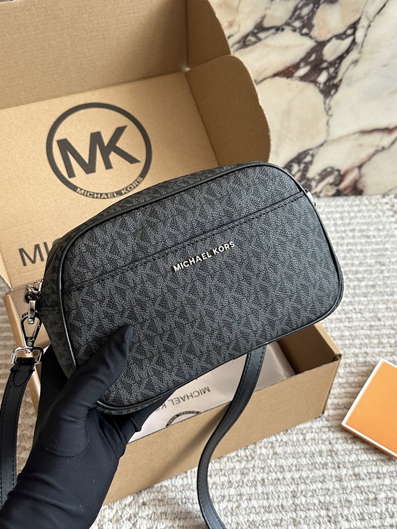 Michael Kors Jet Set Shoulder Bag view