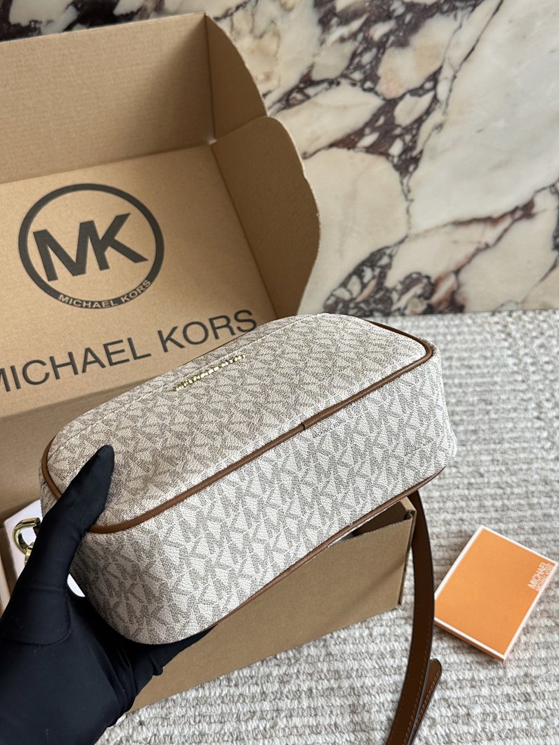 Michael Kors Jet Set Shoulder Bag view
