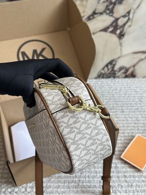 Michael Kors Jet Set Shoulder Bag view 8