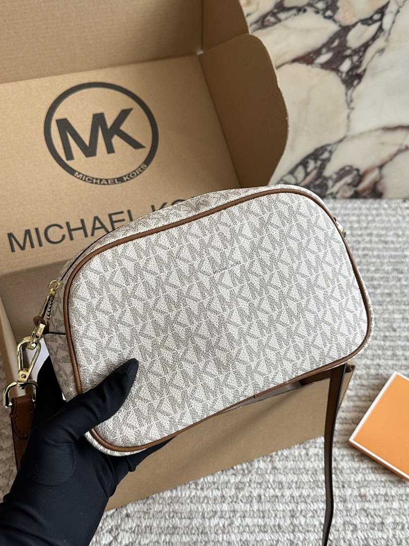 Michael Kors Jet Set Shoulder Bag view