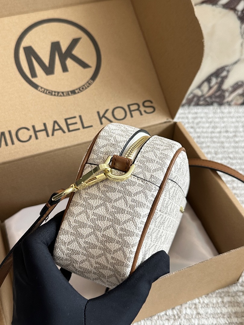 Michael Kors Jet Set Shoulder Bag view