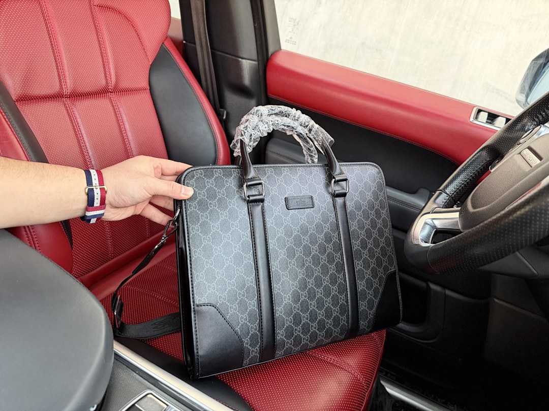 Gucci GG Supreme Cosmetic Case view