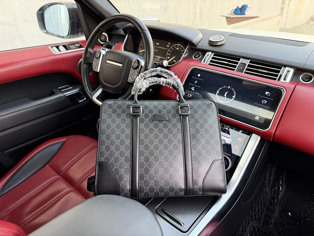 Gucci GG Supreme Cosmetic Case view