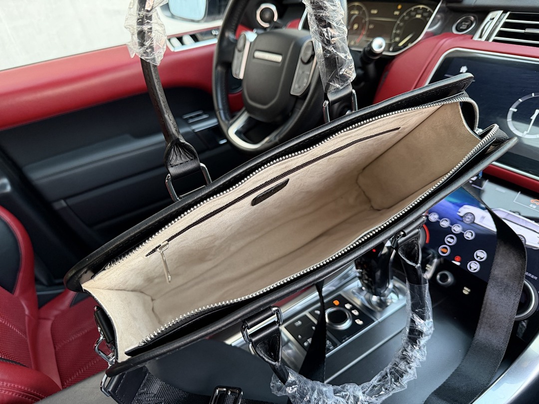Gucci GG Supreme Cosmetic Case view