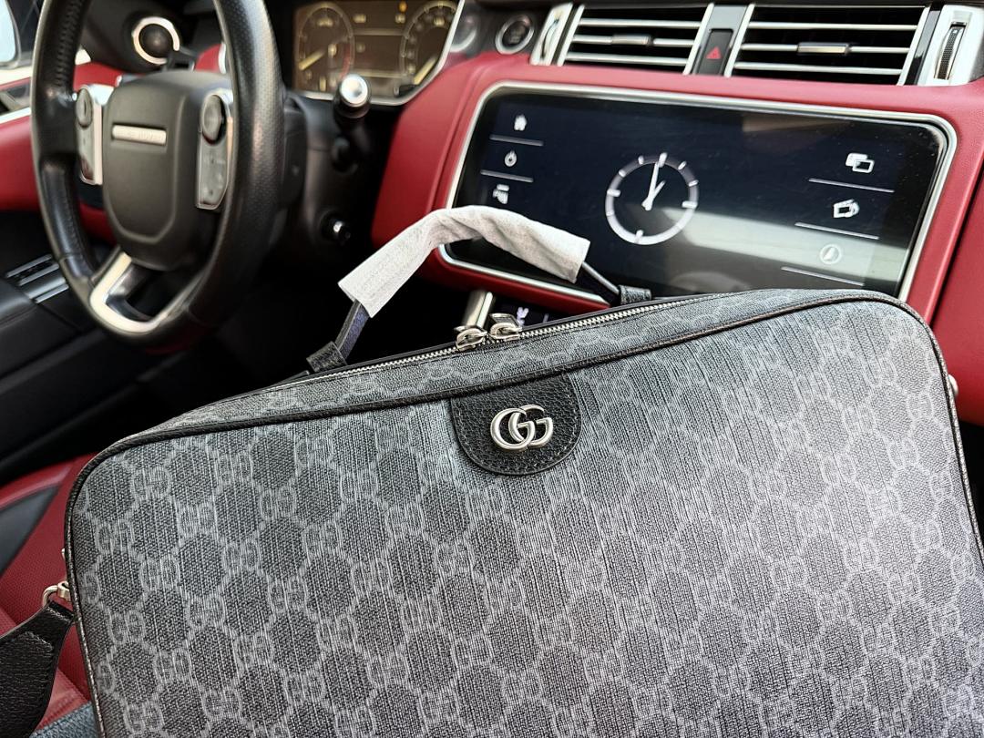 Gucci GG Supreme Cosmetic Case view