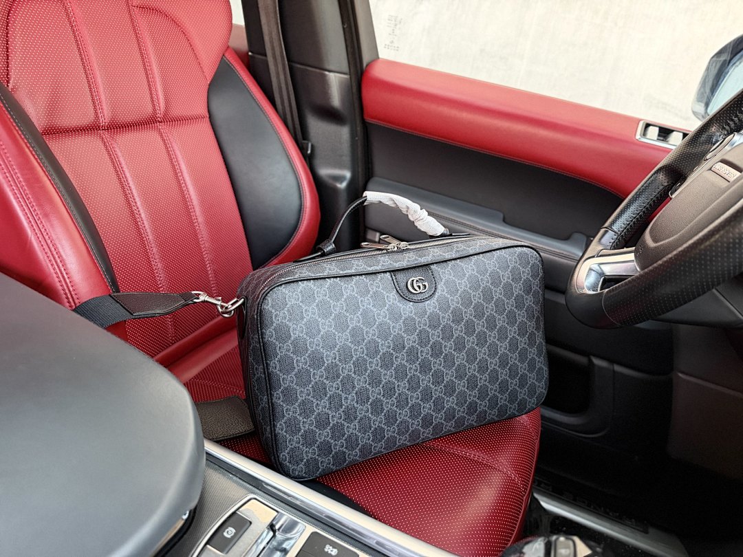 Gucci GG Supreme Cosmetic Case view
