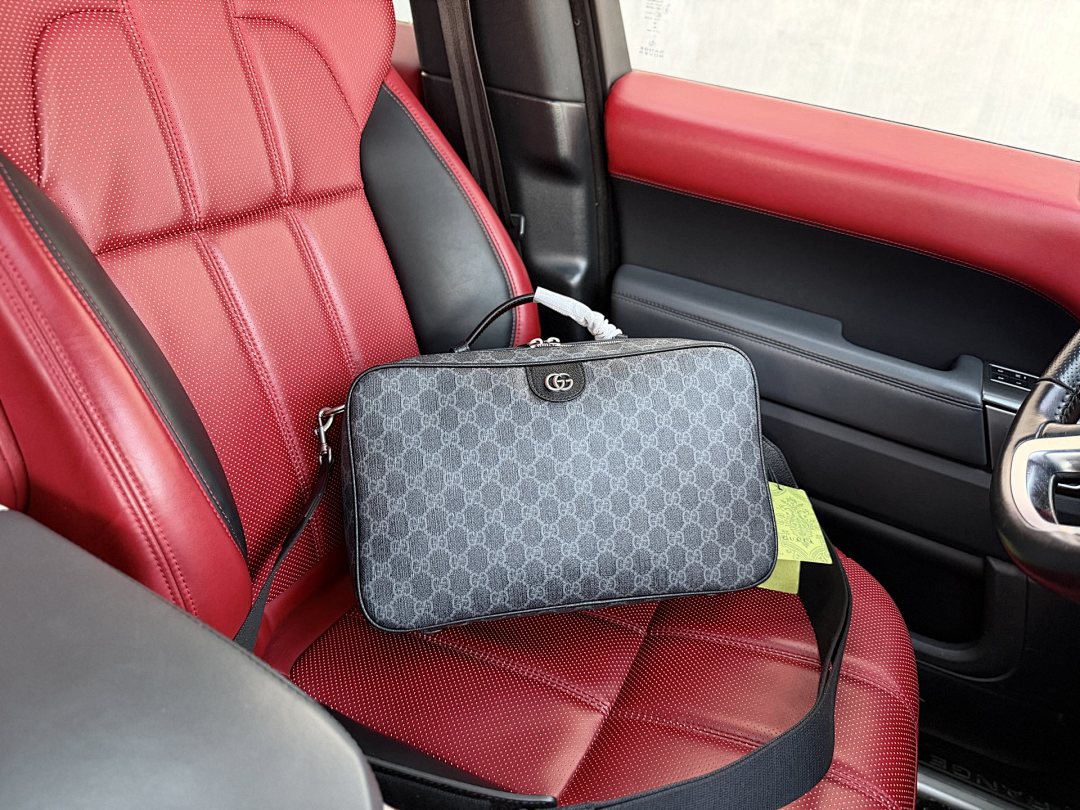 Gucci GG Supreme Cosmetic Case view
