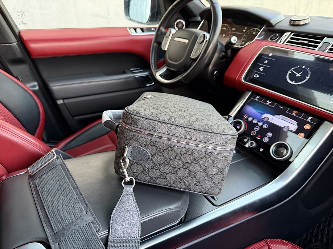 Gucci GG Supreme Cosmetic Case view