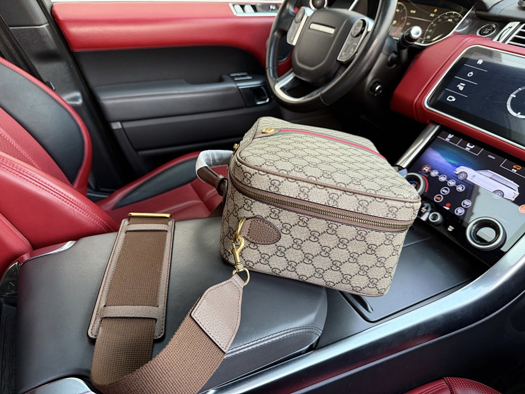 Gucci GG Supreme Cosmetic Case view
