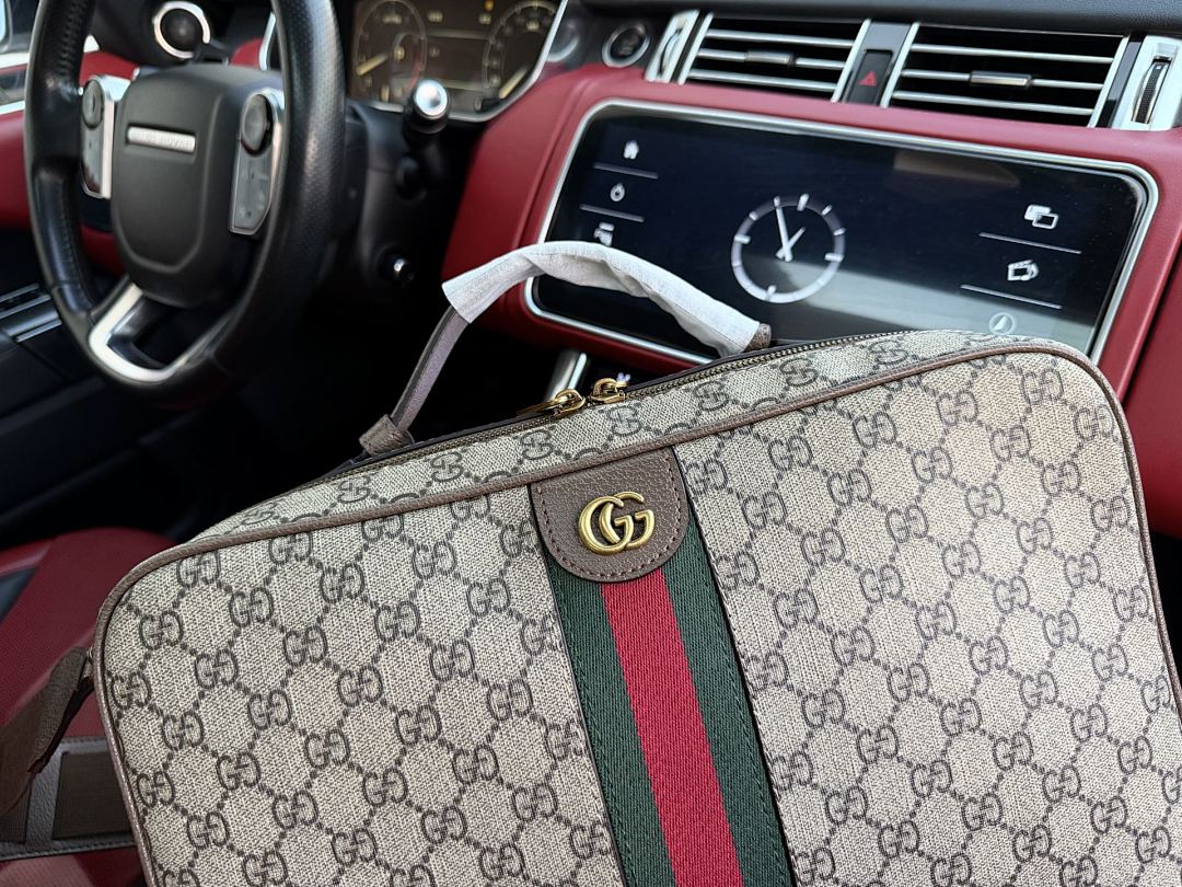 Gucci GG Supreme Cosmetic Case view