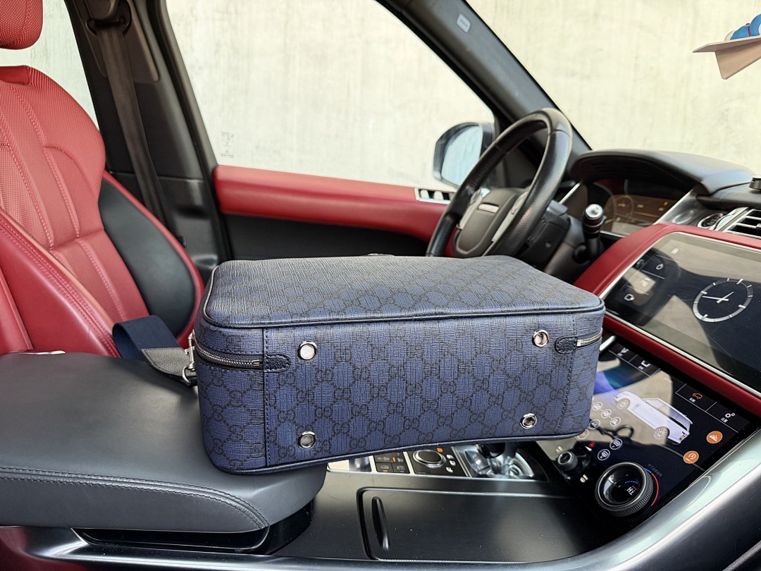 Gucci GG Supreme Cosmetic Case view