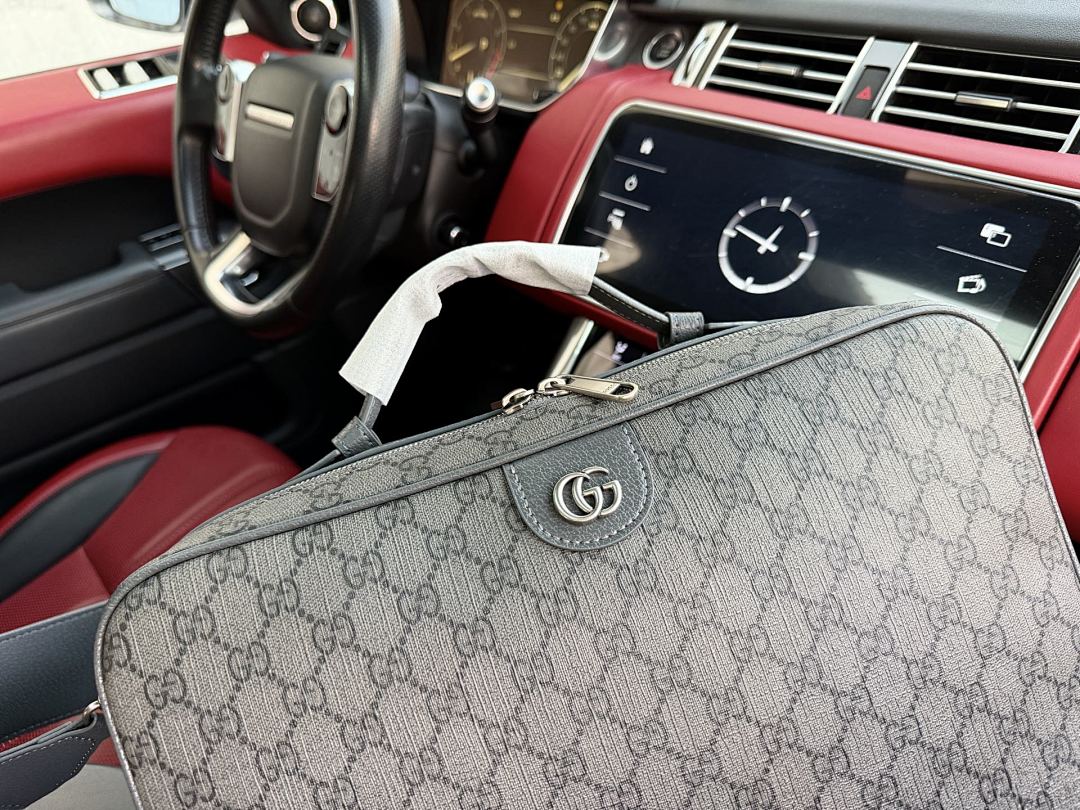 Gucci GG Supreme Cosmetic Case view