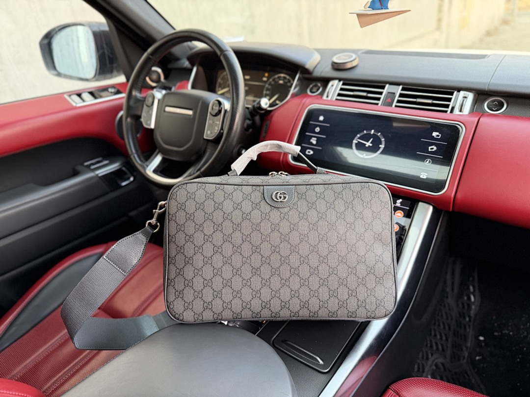 Gucci GG Supreme Cosmetic Case view