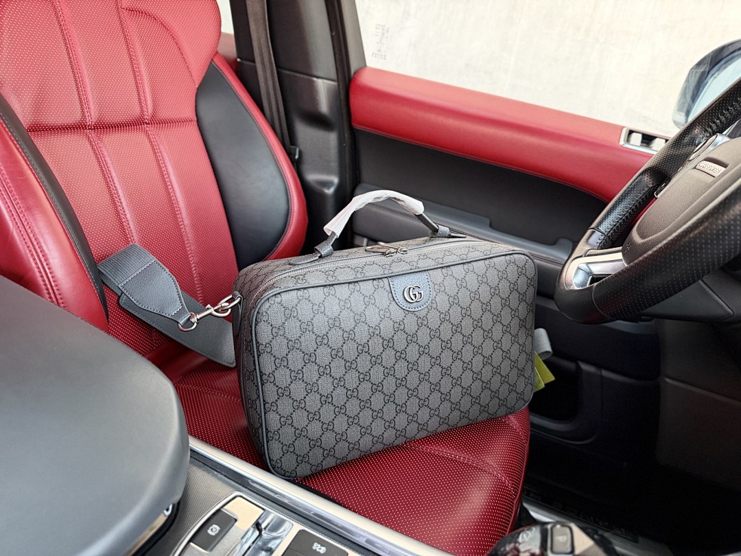 Gucci GG Supreme Cosmetic Case view