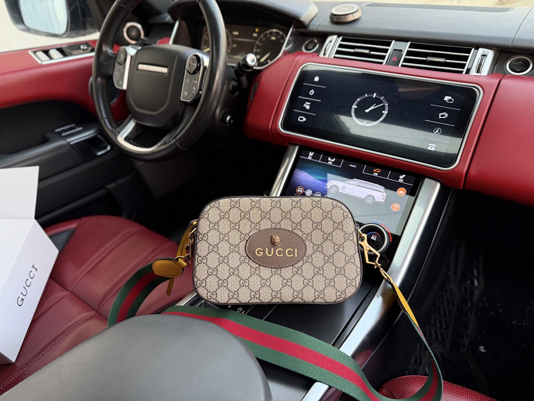 Gucci GG Supreme Cosmetic Case view