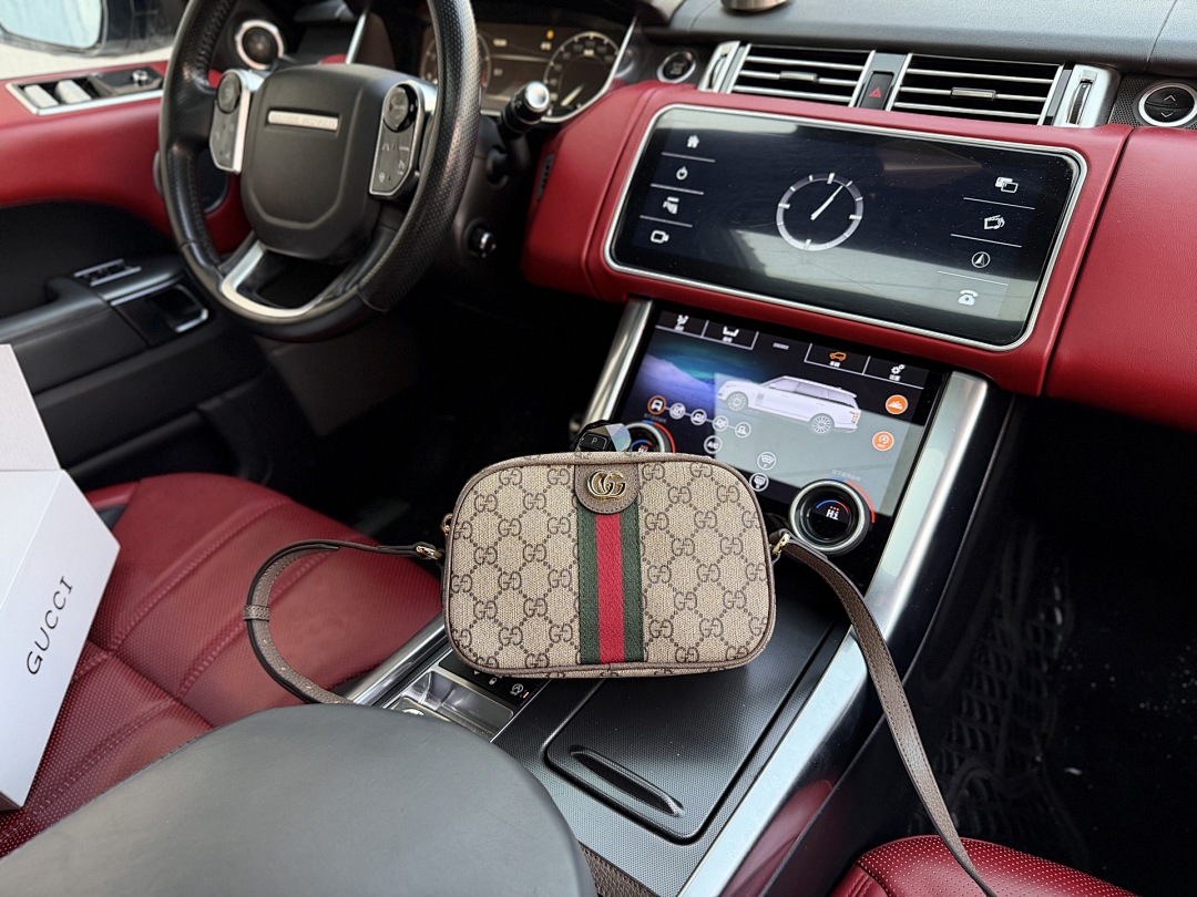 Gucci GG Supreme Cosmetic Case view