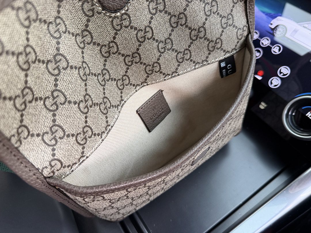 Gucci GG Supreme Shoulder Bag view