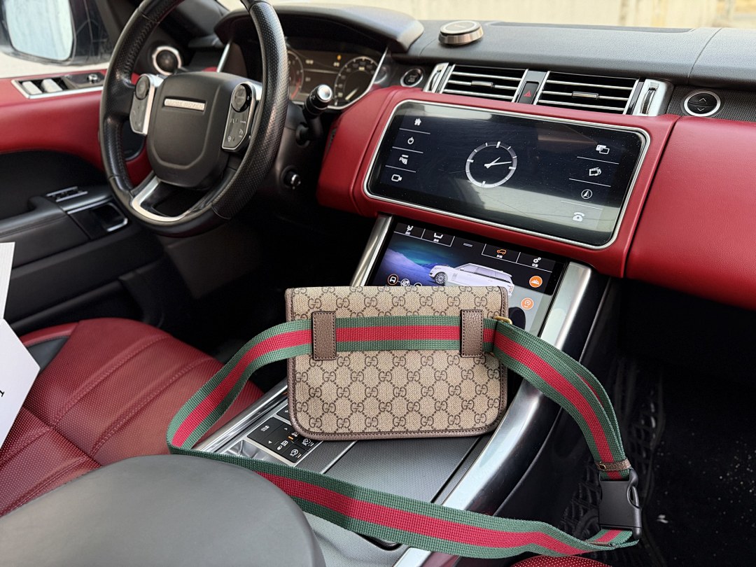 Gucci GG Supreme Shoulder Bag view