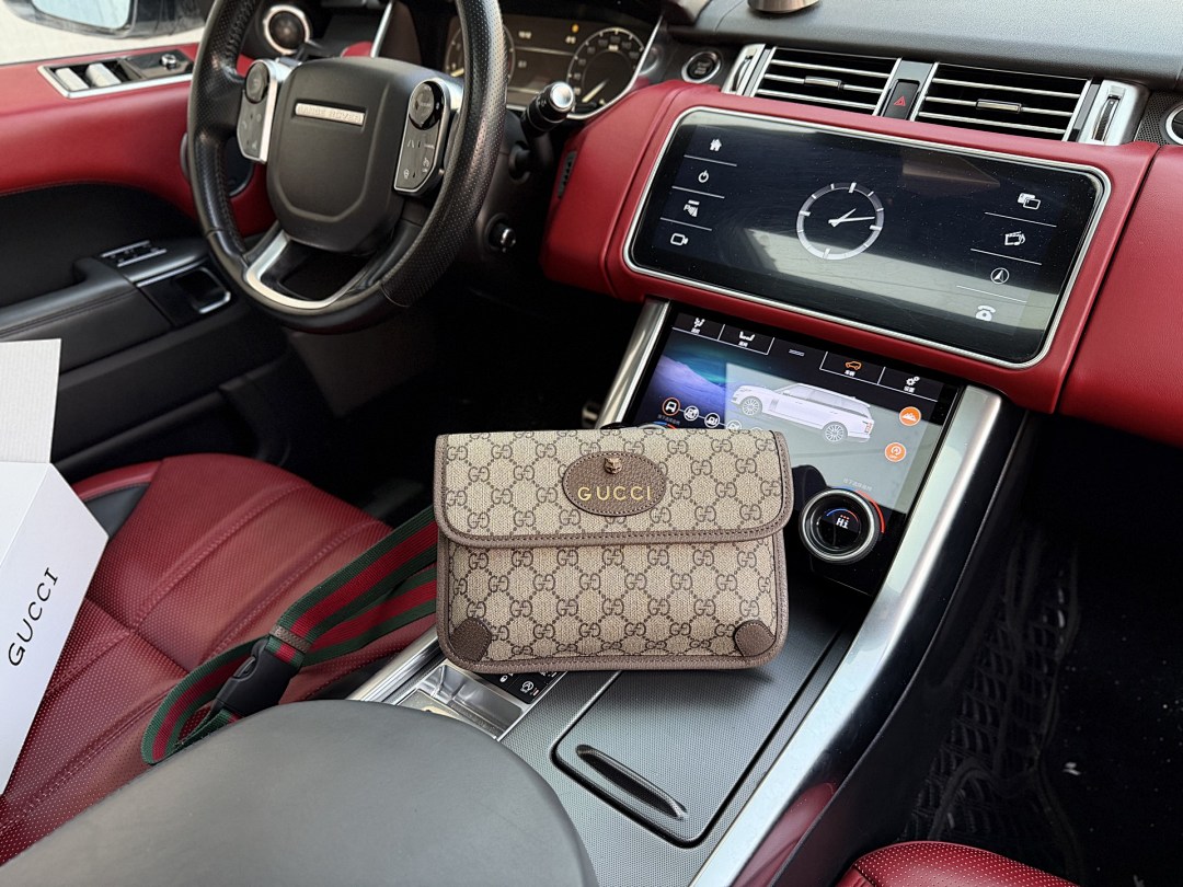Gucci GG Supreme Shoulder Bag view