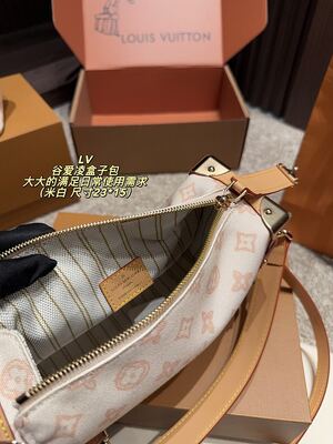 Louis Vuitton Capucines view 2