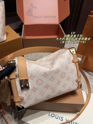 Louis Vuitton Capucines view 3