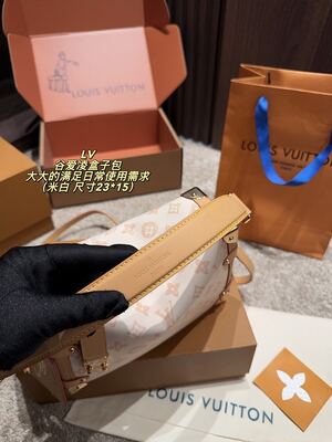 Louis Vuitton Capucines view 4