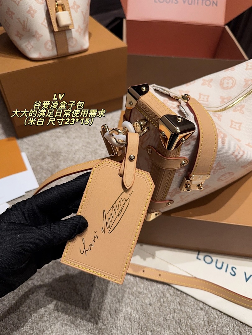Louis Vuitton Capucines view