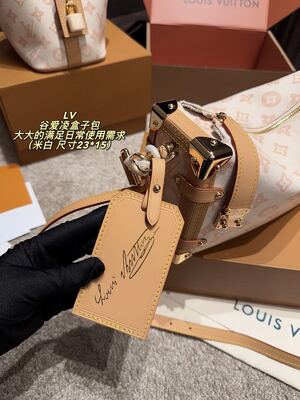 Louis Vuitton Capucines view 5
