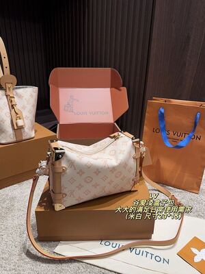 Louis Vuitton Capucines view 7