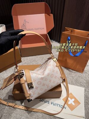 Louis Vuitton Capucines view 8