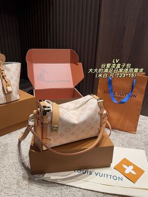 Louis Vuitton Capucines view 9