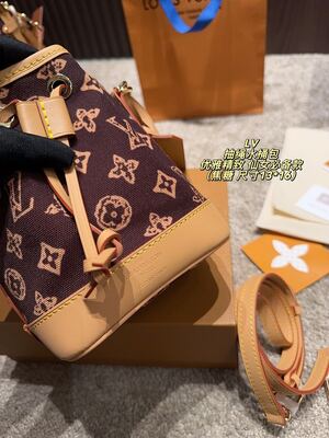 Louis Vuitton Speedy Bag view 3