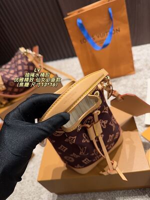 Louis Vuitton Speedy Bag view 5
