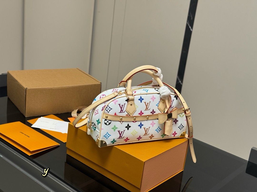 Louis Vuitton Pochette Métis view