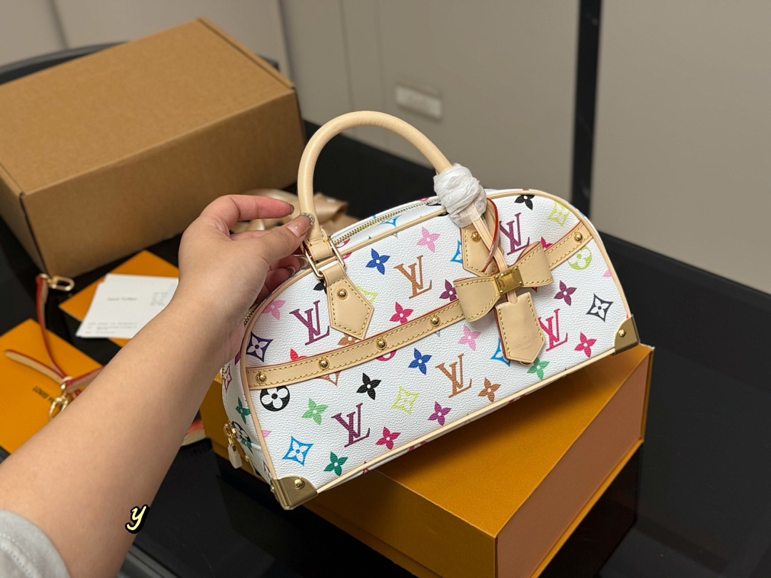 Louis Vuitton Pochette Métis view