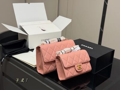 Chanel Classic Flap Medium view 2