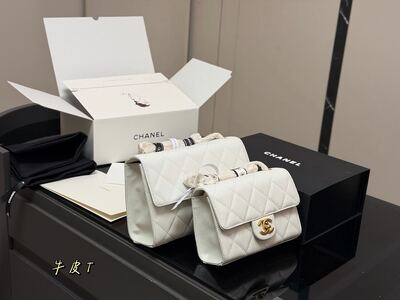Chanel Classic Flap Medium view 3