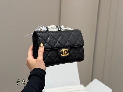 Chanel Classic Flap Medium view 1